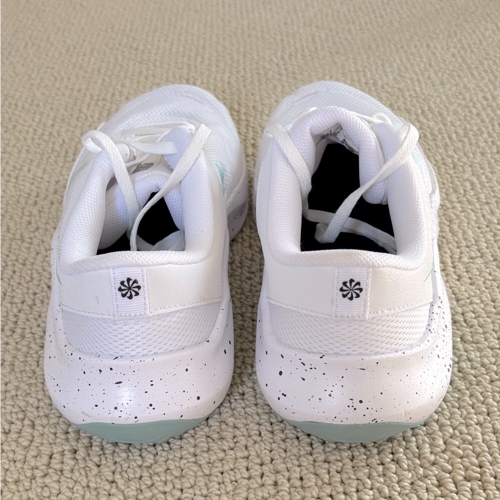 New Nike Legend Essential 3 in White and Jade - WOMENS 12 - Picture 3 of 4